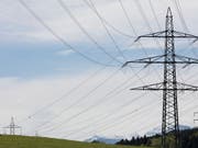 Die neuen Regeln zum Um- und Ausbau der Stromnetze gelten ab diesem Sommer. Damit sollen Engpässe vermieden werden. (Bild: KEYSTONE/GAETAN BALLY)