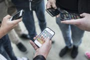 Wigoltinger Sekundarschüler nutzten Whatsapp-Chats, um Mitschüler zu mobben und für den Drogenverkauf. (Symbolbild)