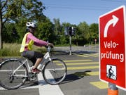 Ein Kind beim Absolvieren der Veloprüfung 2014 in Zürich. (Bild: Keystone/STEFFEN SCHMIDT)
