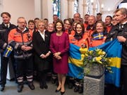 Königin Silvia von Schweden (in der Bildmitte im roten Kleid) hat am Mittwoch ein Altersheim im deutschen Niedersachsen besucht. Anlass für den Besuch waren die Verleihung eines Stipendiums an eine Pflegenachwuchskraft und der Besuch des Wohnbereichs «Silvia» im Altersheim. (Bild: KEYSTONE/EPA/DAVID HECKER)
