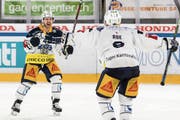 Sie haben derzeit viel zu jubeln: Lino Martschini (links) und Garrett Roe. (Bild: Pascal Müller/Freshfocus (Lausanne, 28. März 2019))