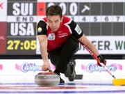 Der Schweizer Skip Peter De Cruz mit voller Konzentration im Match gegen Olympiasieger USA (Bild: KEYSTONE/AP The Canadian Press/PAUL CHIASSON)