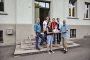 2017 war sie bereits die 100. Genossenschafterin: Lisbeth Ruckstuhl erhält einen Geschenkkorb von Matthias Kreier. Hinter den beiden stehen Werner Hillmann, Renate Bissegger, Heidi Hosp und Marlies Moser von der Genossenschaft. (Archivbild: Miranda Diggelmann)