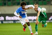 GCs Verteidiger Caiuby im Zweikampf mit St.Gallens Nicolas Lüchinger. (Bild: Marc Schumacher/freshfocus)