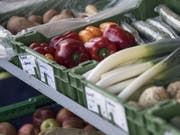 Ein Hofladen bietet frisches Biogemüse und Biofrüchte an - rund 7100 Betriebe arbeiten aktuell nach den Richtlinien von Bio Suisse. (Bild: Keystone/PETER SCHNEIDER)