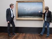 Ralph Gleis, Leiter der Alten Nationalgalerie in Berlin, und Yvette Deseyve, Kuratorin der Ausstellung «Mit dem Mönch am Meer - Caspar David Friedrich in Virtual Reality» vor dem Original: Bis zum 30. Juni können Besucher das Werk virtuell mit Hilfe einer 3D-Brille erleben. (Bild: Keystone/DPA/JÖRG CARSTENSEN)