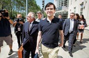 Martin Shkreli (vorne) mit seinem Anwalt Benjamin Brafman (links) auf dem Weg zu einer Verhandlung. (Bild: Justin Lane/EPA (Brooklyn, 4. August 2017))