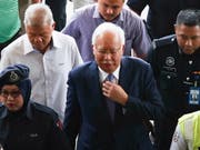 Malaysias Ex-Premier Najib Razak bei der Ankunft beim Gericht in Kuala Lumpur, wo er sich wegen Korruption und Veruntreuung verantworten muss. (Bild: KEYSTONE/EPA/FAZRY ISMAIL)