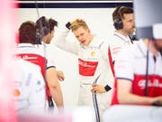 Mick Schumacher im Gespräch mit einem Ingenieur von Alfa Romeo (Bild: KEYSTONE/EPA/VALDRIN XHEMAJ)