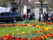 Familienmitglieder und Freunde nahmen am Dienstag in Paris Abschied von der verstorbenen Filmregisseurin Agnès Varda. (Bild: KEYSTONE/AP/FRANCOIS MORI)