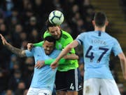 Luftkampf zwischen Manchester Citys Gabriel Jesus (unten und Cardiffs Sean Morrison (Bild: KEYSTONE/AP/RUI VIEIRA)