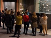 Multaka: Menschen mit Fluchthintergrund laden auf Spaziergängen durch das Bernische Historische Museum dazu ein, Objekte anders zu betrachten, neue Perspektiven zu gewinnen und Gegenwartsbezüge zu knüpfen. (Bild: Bernisches Historisches Museum. Christine Moor)