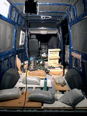 Noch gleicht der Innenraum des Mercedes Sprinter einer Baustelle – bald soll hierdrin gelebt und gearbeitet werden. (Bild: PD)