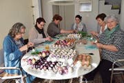 Eierfärben als Teamarbeit in Warth-Weiningen. (Bild: Evi Biedermann)