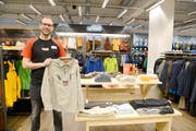 Martin Weber, Fachmarktleiter SportXX, zeigt einen Ausschnitt aus dem umfangreichen Outdoor-Bereich.