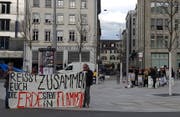 Klimaaktivisten mit verbundenen Augen machen am Mittwochnachmittag auf dem Kornhausplatz auf ihre Forderungen und die Klima-Demo vom Samstag in St.Gallen aufmerksam. (Bild: David Gadze - 3. April 2019)