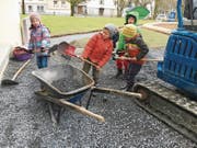 Tatkräftig halfen Kinder mit, den Fussweg vom Schulhaus Institut ins Klaus neu zu gestalten. (Bild: pd)