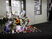 Blumen und Kerzen erinnern an das zwölfjährige Mädchen, das an seinem Wohnort ermordet wurde. (Archiv). (Bild: KEYSTONE/MAGALI GIRARDIN)