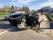 Beim spektakulären Unfall auf der St. Galler Stadtautobahn überschlug sich ein Auto mehrfach. Trümmerteile flogen durch die Luft und bechädigten fünf weitere Fahrzeuge. (Bild: Kantonspolizei St. Gallen)