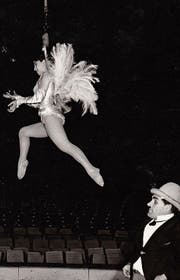 Josefina Tanasa mit Mann und Clown Zandarico bei einer Probe des Zirkus Knie im Jahr 1967. (Bild: PD)