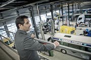 Robert Meyer, Mitglied des Verwaltungsrates der Auto AG Group, am Firmensitz in Rothenburg. (Bild: Pius Amrein)