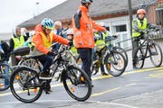 Schüler üben mit einem Instruktor von der Kantonpolizei auf dem Veloparcours in Berg TG. (Bild: Donato Caspari (19. Oktober 2016))