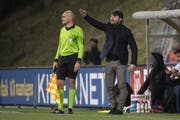 Trainer Ciriaco Sforza dirigiert die Wiler zum ersten Mal. (Bild: Michael Zanghellini/freshfocus)