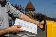 Rücksendkuvert für Abstimmungen und Wahlen, Stimmmaterial, Stimmrechtsausweis, Stimmabgabe, Politik, Wahlen, Urne, Wahlurne, Briefkasten, Wahlsonntag, Demokratie