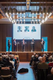 Zwischen den drei Kandidaten Röbi Raths, Guido Etterlin und Beat Looser (v. l). fand eine angeregte Diskussion statt. (Bild: Urs Bucher)