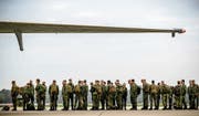 Niederländische Soldaten machen sich auf den Weg zum Nato-Manöver «Trident Juncture». (Remko de Waal/EPA, Eindhoven, 19. Oktober 2018)
