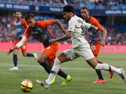 Neymar (rechts) geht in einen Zweikampf gegen Montpelliers Pedro Mendes (Bild: KEYSTONE/EPA/GUILLAUME HORCAJUELO)