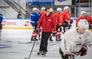 Trainer Patrick Fischer auf dem Eis in der Güttingersreuti. Er trainiert die Nationalmannschaft in Weinfelden für die Vorbereitungsspiele. (Bild: Andrea Stalder)
