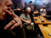 Kiffen sollte legal sein. Das empfiehlt die Eidgenössische Kommission für Suchtfragen. (Bild: KEYSTONE/EPA ANP/ROBIN VAN LONKHUIJSEN)