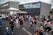 Ein Bild von der Wiedereröffnung letzten Sommer des erweiterten Schulhauses Trittenbach in Tägerwilen. (Bild: Reto Martin)