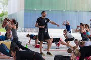 Kickbox-Profi Janosch Nietlispach gibt auf dem Arena-Platz vor der Bossard-Arena eine Crossfit-Lektion im Rahmen von «Fit4Zug». (Bild: Maria Schmid, 25. Mai 2016)