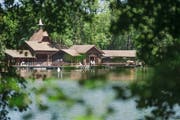 Ein lauschiger Badeplatz im Sommer - und bald auch ein romantischer Saunaplatz im Winter? Zum Konzept der Sauna in der Frauenbadi (Bild) gehört deren Lage am Waldweiher. Die Sauna soll deshalb auch eine Winteroase der Ruhe, Wellness und Gesundheit sein. (Bild: Michel Canonica - 9. Juli 2015)