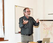 Ortsplaner Hanspeter Woodtli informiert über den aktuellen Stand der Planung. (Bild: Christoph Heer)