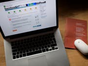 Der Bedarf für elektronische Urnen ist zwar anerkannt, aber Befürworter äussern in einer Vernehmlassung Bedenken zur Sicherheit. Im Bild die E-Voting-Plattform des Kantons St. Gallen. (Bild: KEYSTONE/GIAN EHRENZELLER)
