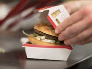 McDonald's steigert Absatz kräftig - «Bacon Event» lockt Kunden. (Bild: KEYSTONE/GAETAN BALLY)