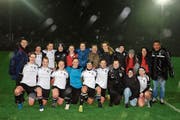 Die Appenzellerinnen und ihr Trainer Juan Isler (ganz rechts) liessen sich vom Regen ihre gute Laune nicht vermiesen. (Bild: Martin Kradolfer)