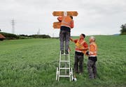 Der Unterhalt und die sorgfältige Signalisation der Zuger Wanderwege nehmen viel Zeit in Anspruch: Peter Hugener, Bruno Birrer und Beny Walker (grosses Bild, von links) helfen Jahr für Jahr tatkräftig mit. (Bild: Stefan Kaiser, Rotkreuz, 24. April 2019)