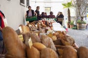 Der Frischwarenmarkt findet wieder unter den Rathaus-Arkaden statt. (Bild: Sascha Erni)