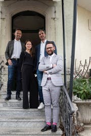 Patrick Blum (links), Ayda Ergez und Dario Migliavacca von der Hansens AG sind die neuen Pächter im Wienerberg. Im Vordergrund Mario Götze. (Bild: Adriana Ortiz Cardozo)