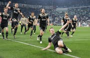 Der 19-jährige Ajax-Captain Matthijs de Ligt (vorne) köpfelte die «jungen Wilden» aus Amsterdam in den Halbfinal. (Bild: Bruno Luca / AP)