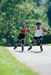 Helm, Schützer und Skates: Für ein Inline-Vergnügen braucht es nicht viel. (Bild: Getty)