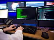 Bei den Ermittlungen zu einem Online-Betrugsversuch an Vereinen stiess die Zuger Polizei auf einen temporären Mailserver. (Bild: KEYSTONE/EPA DPA/DANIEL NAUPOLD)
