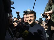 Gut eine Woche nach der Stichwahl um das Präsidentenamt in der Ukraine hat die Zentrale Wahlkommission in Kiew Wolodymyr Selenskyj (im Bild) offiziell zum Sieger erklärt. Der 41 Jahre alte Schauspieler kam auf 73,22 Prozent der Stimmen. (Bild: KEYSTONE/APA/HERWIG HÖLLER)