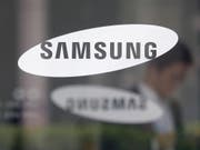 Der Technologieriese Samsung hat im ersten Quartal hauptsächlich aufgrund schwächerer Geschäfte mit Speicherchips und Displays einen deutlichen Gewinnrückgang verzeichnet. (Bild: KEYSTONE/AP/AHN YOUNG-JOON)