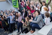 Die Grünen und Jungen Grünen feiern zusammen mit ihrer Regierungsratskandidatin Korintha Bärtsch den Wahlerfolg bei den Kantons- und Regierungsratswahlen. (Bild: Philipp Schmidli, Luzern, 31. März 2019)