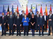 Die deutsche Kanzlerin Angela Merkel und Frankreichs Präsident Emmanuel Macron haben Serbien und Kosovo am Montag in Berlin zur Beilegung ihrer Gebietsstreitigkeiten gedrängt. (Bild: KEYSTONE/EPA DDP POOL/MIKA SCHMIDT / POOL)